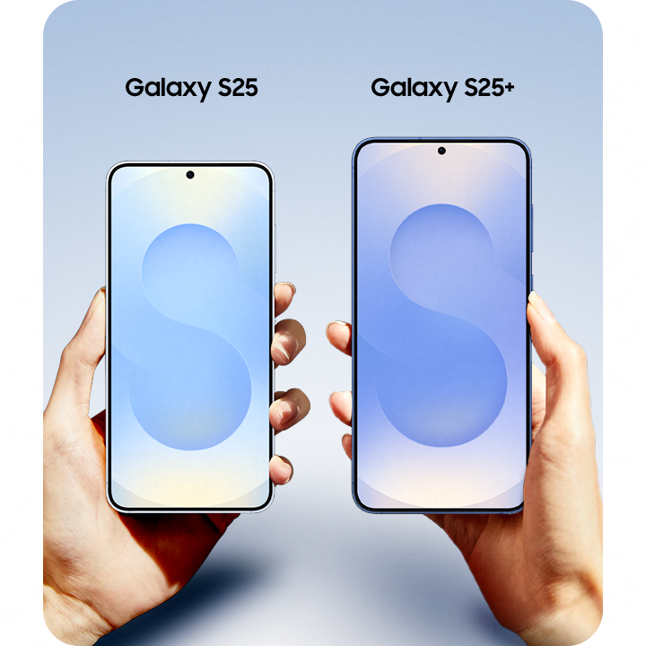 Un Galaxy S25 Bleu givré et un Galaxy S25 plus Marine plus grand sont tous deux pris en main et vus de l’écran principal.